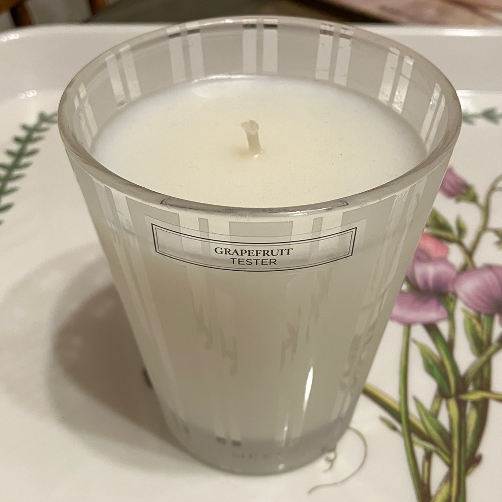 White Grapefruit Scented Candle (Nest)
